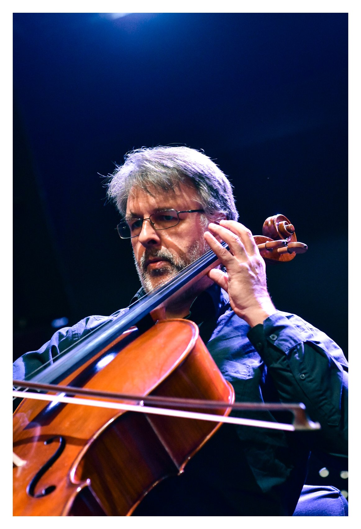 Vahur Luhtsalu performing with ensemble
